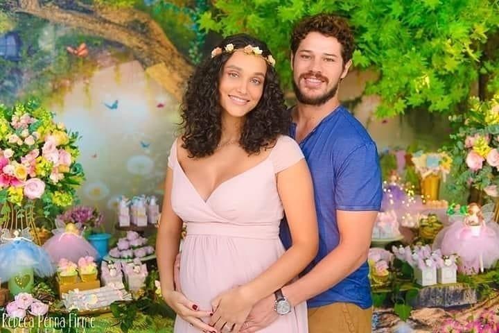 Grávidos de Bella, Débora Nascimento e José Loreto organizaram o chá de bebê da filha no último domingo, dia 22 de janeiro, 2017. O tema foi floresta com direito a fadas. A atriz entrou na vibe e aderiu a coroa de flores na cabeça - Reprodução/Instagram