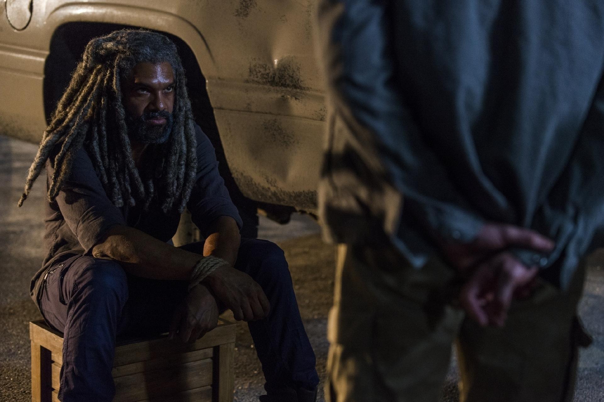 Ezekiel (Khary Patton) aparece capturado em cena do nono episódio da oitava temporada de "The Walking Dead" - Divulgação