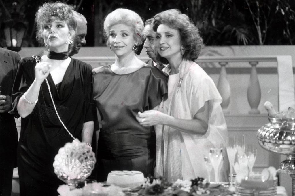 Tônia Carrero com Irene Ravache e Eva Wilma em cena de "Sassaricando" (1987) - Reprodução