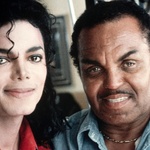 Já conhecido como Rei do Pop, Michael Jackson posa com o pai na época de lançamento do disco "Bad", em 1989 - Divulgação