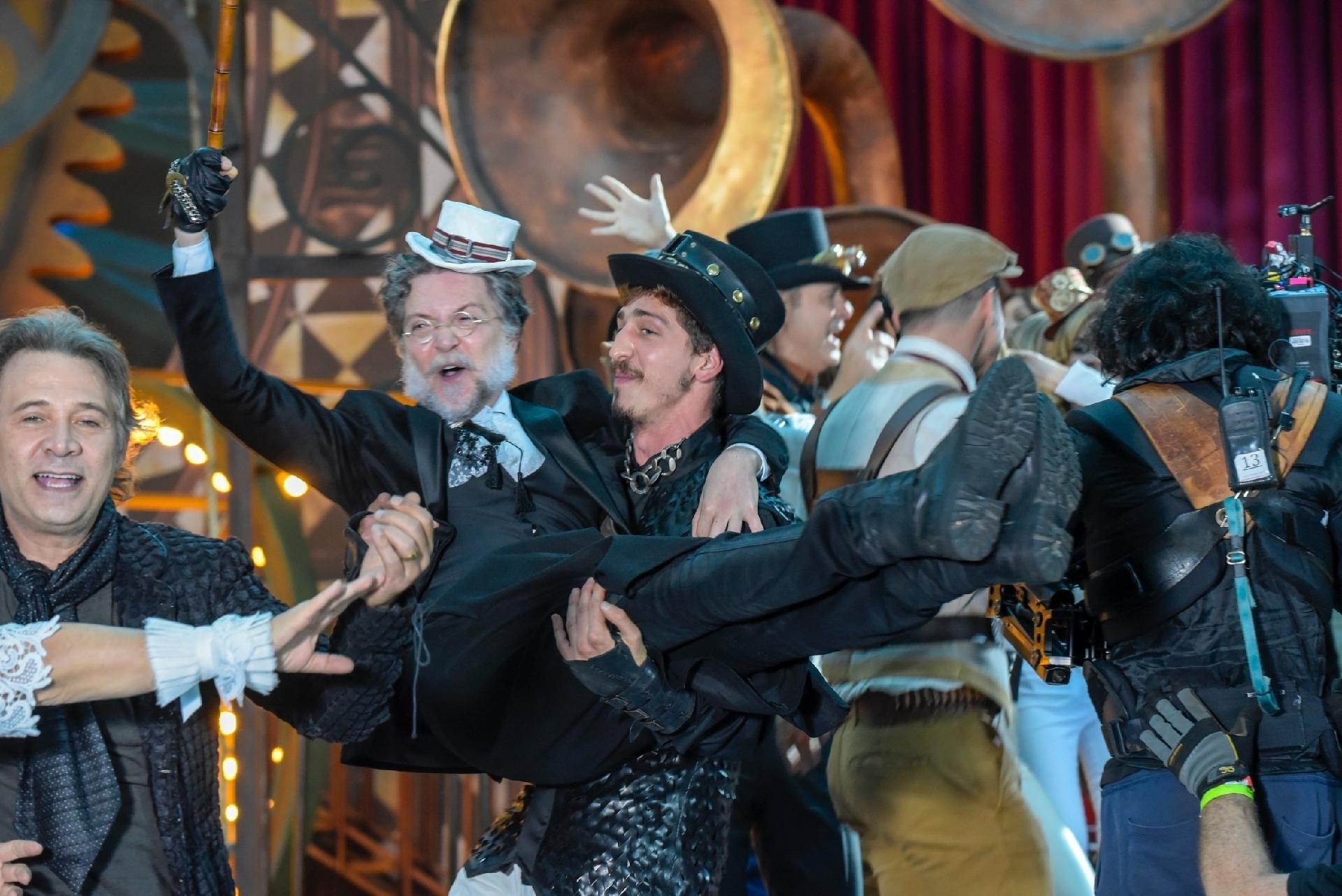 Johnny Massaro carrega Kiko Mascarenhas no colo durante o primeiro dia de gravações. O elenco de atores e jornalistas da casa foi dividido em dois grupos. - Divulgação/Globo/Cesar Alves