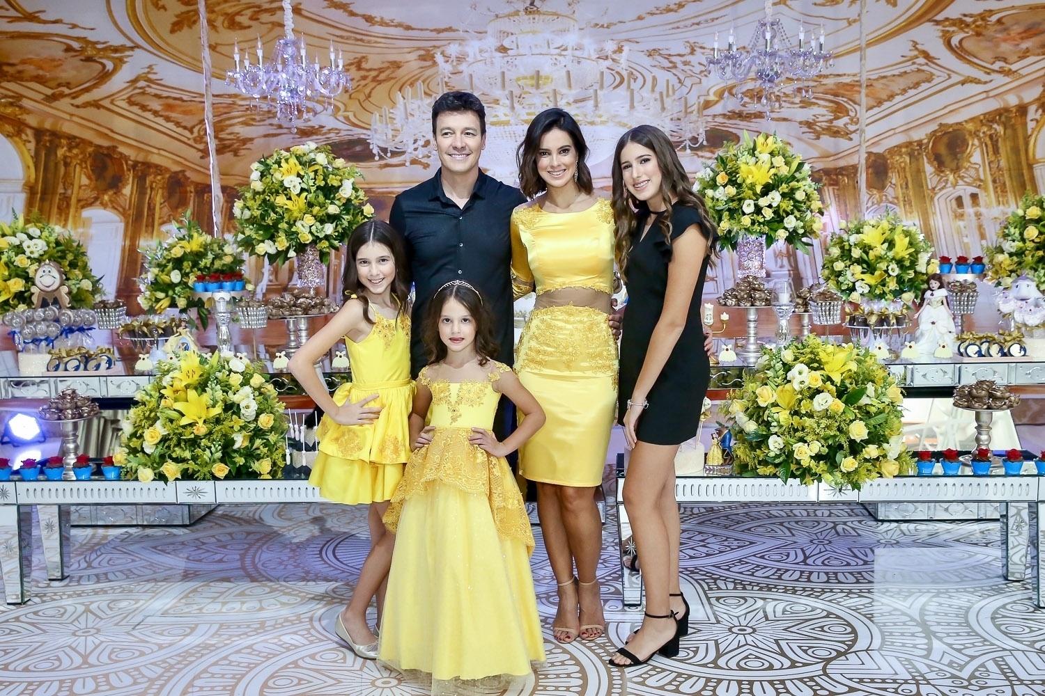 Rodrigo Faro e Vera Viel posam com as filhas Clara, Maria e a aniversariante Helena, que completou 6 anos - Manuela Scarpa/Brazil News