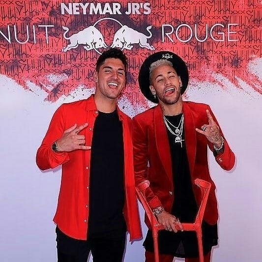 Gabriel Medina e Neymar se divertiram com os fotógrafos na entrada do salão de festas - Reprodução/Instagram/@neymarjrn_