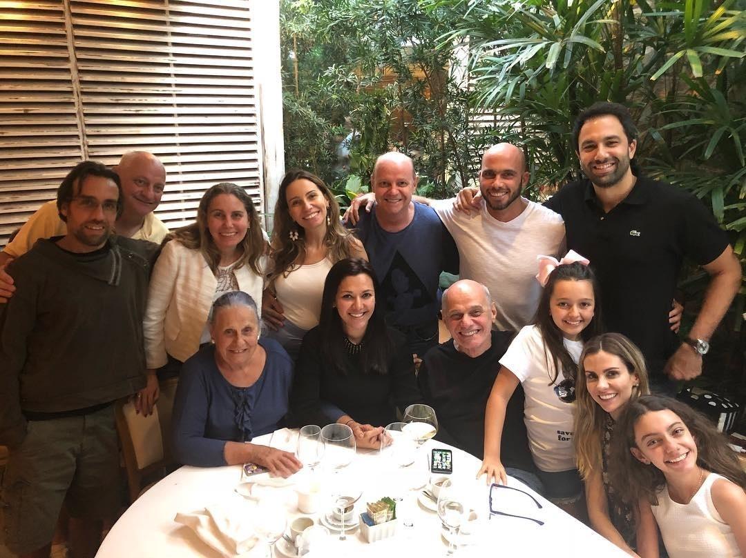 Em maio de 2018, Veruska compartilhou no Instagram uma foto de Boechat com toda a família. O apresentador posou ao lado da mãe, Mercedes, e dos seus seis filhos: Paula (36), Bia (40 anos), Rafael (38 anos), Patricia (29) , Valentina (12) e Catarina(10) - Reprodução/Instagram/@doceveruska