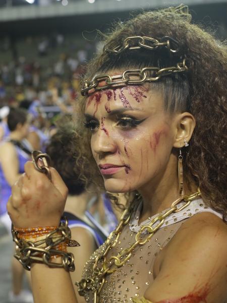 A princesa Priscila Araújo exibiu marcas pelo rosto e corpo feitas com maquiagem - Diego Padgurschi/UOL