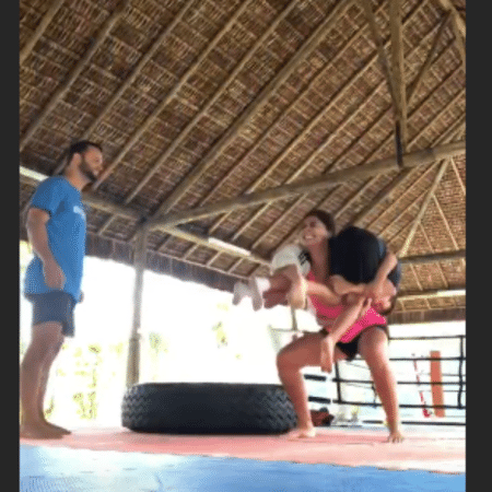 Juliana Paes usa os filhos como peso para malhar - Reprodução/Instagram