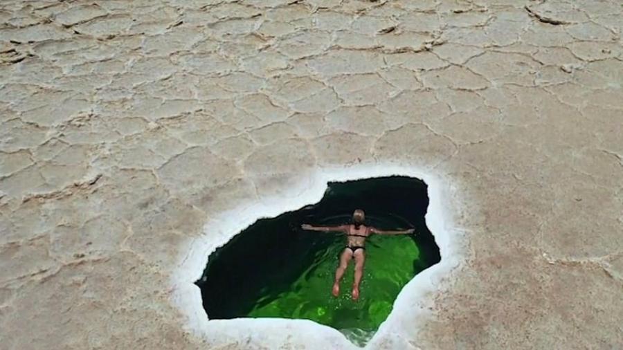 Bridget Thackwray em mergulho em pisicina natural em deserto de sal na Etiópia - Reprodução