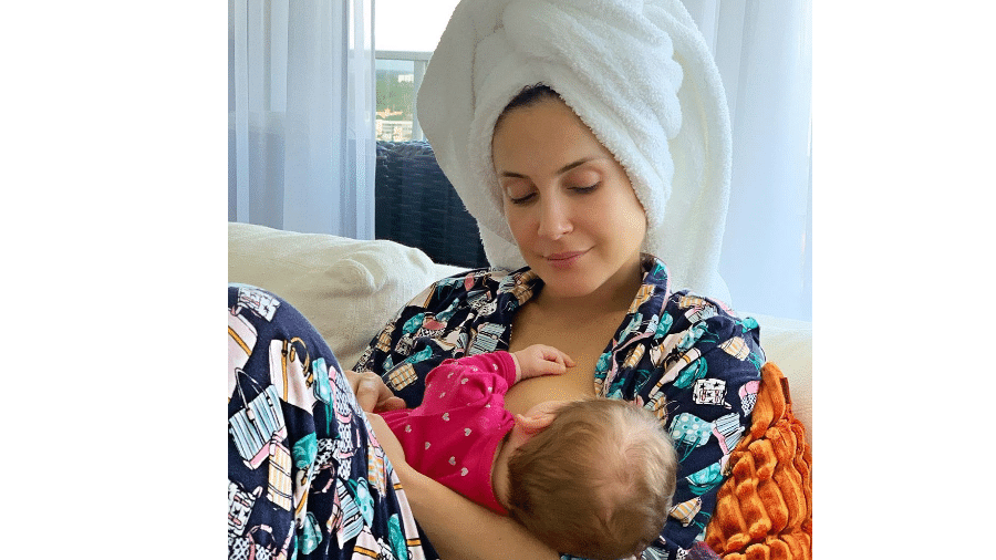 Claudia Leitte amamenta a filha, Bela - Reprodução/Instagram