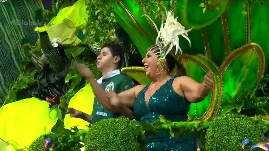 Nickollas Grecco desfila na Mancha Verde com a mãe, Sílvia - Reprodução/TV Globo