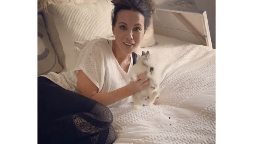 Kate Beckinsale com coelho - Reprodução/Instagram