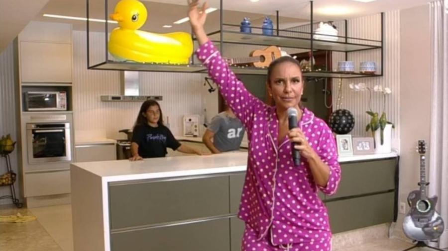 25.abr.2020 - Ivete Sangalo de pijamas realiza live na sua casa - Reprodução