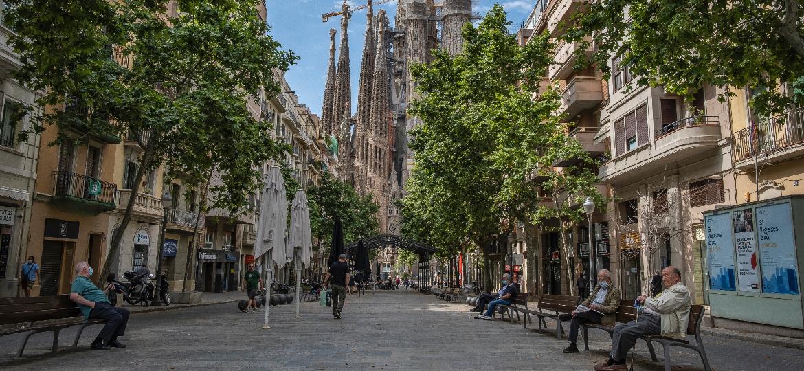 Após o pior da pandemia, Barcelona está bem mais vazia e os locais têm aproveitado o respiro do overtourism que atingia a cidade - SOPA Images/LightRocket via Getty