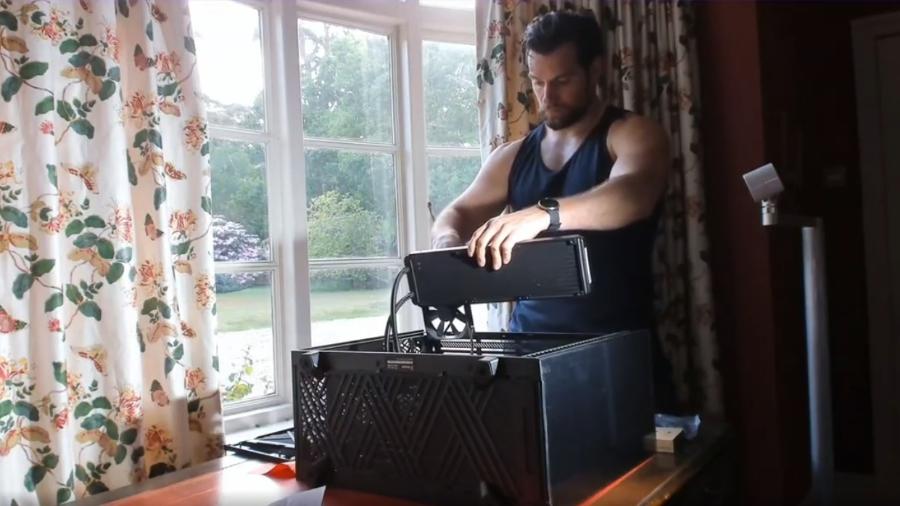 Henry Cavil montando seu PC Gamer - Reprodução/Instagram