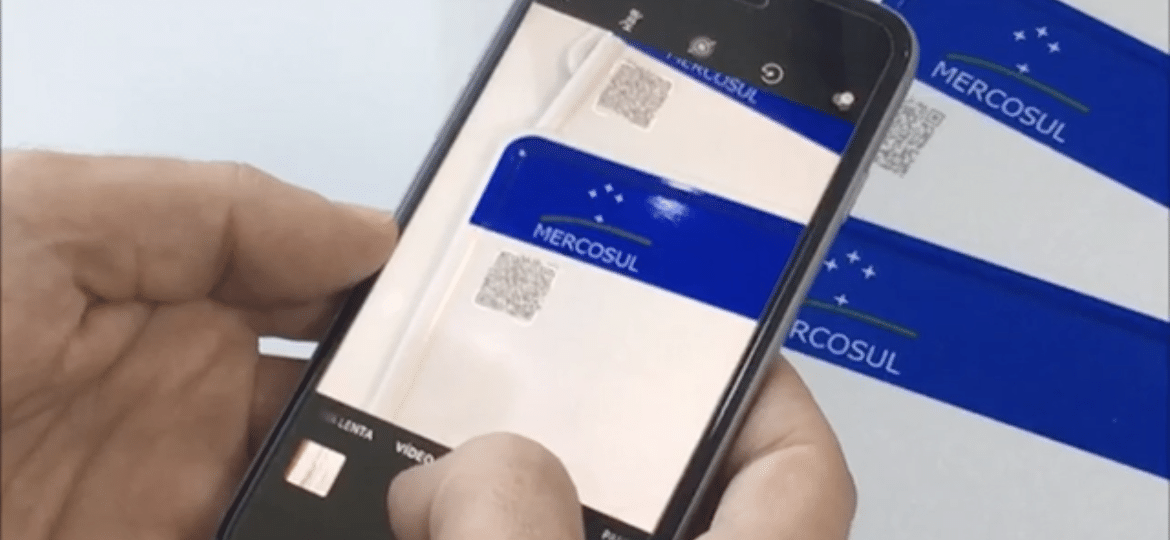 Vídeo ao qual UOL Carros teve acesso demonstra como é fácil copiar QR Code funcional da placa Mercosul para fazer clonagem de veículos; laudo do IPT comprova constatação - Reprodução