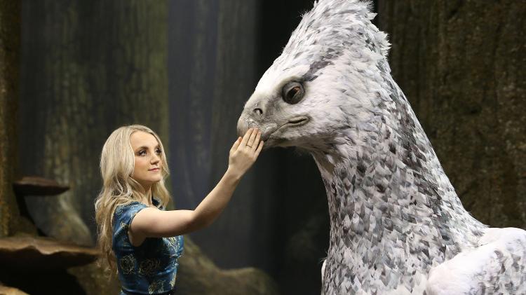 Evanna Lynch, a Luna dos filmes, interage com réplica do hipogrifo Bicuço na exposição 'Making Harry Potter', em Londres - Steve Parsons/PA Images via Getty Images - Steve Parsons/PA Images via Getty Images