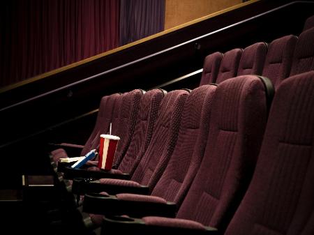 Imagem de pipoca em poltrona vazia do cinema - Heath Korvola/Getty Images/DigitalVision