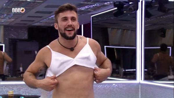 BBB 21: Arthur experimenta roupa de Juliette - Reprodução/Globoplay