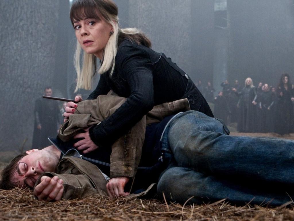 Helen McCrory em cena de 'Harry Potter e as Relíquias da Morte - Parte 2' (2011) - Reprodução/Twitter