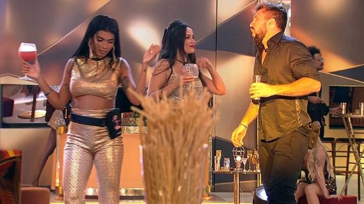 BBB 21: Juliette e Arthur brincam durante dança na festa - Reprodução/Globoplay - Reprodução/Globoplay