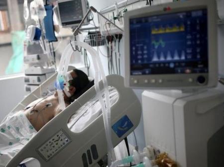 Paciente de covid-19 em Bogotá, Colômbia, em foto de junho; terceira onda da pandemia no país foi atribuída à variante Mu, identificada ali em janeiro de 2021 - Reuters/BBC News