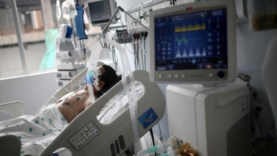 Paciente de covid-19 em Bogotá, Colômbia, em foto de junho; terceira onda da pandemia no país foi atribuída à variante Mu, identificada ali em janeiro de 2021 - Reuters/BBC News