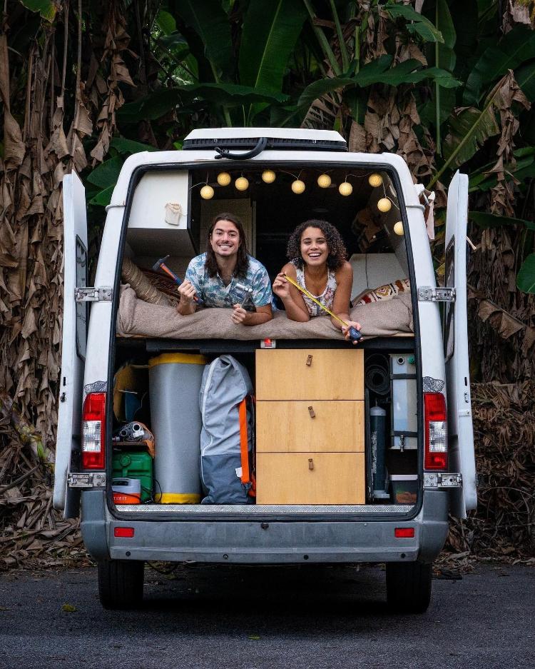 O casal dentro do furgão de 6 m², que os acompanha durante as viagens - Reprodução/Facebook - Reprodução/Facebook