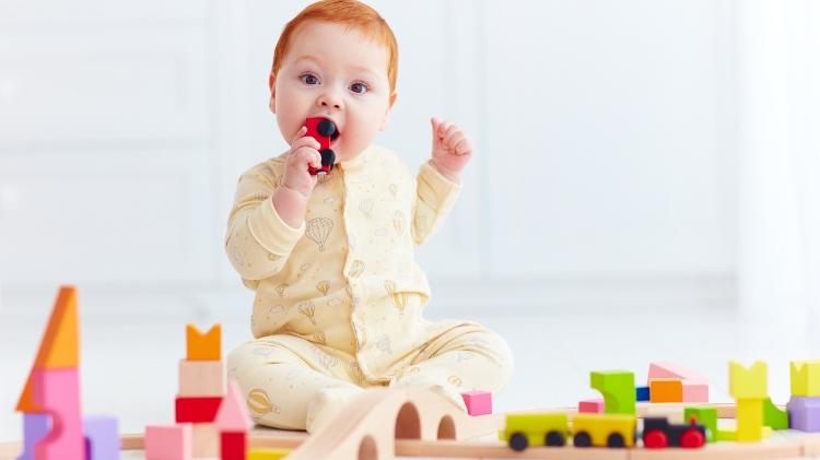 Criança, bebê comendo brinquedo, sufocamento, engasgo - iStock - iStock
