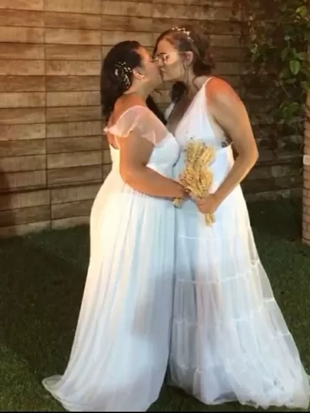 Noivas se beijam ao fim da cerimônia: união celebrada  - Arquivo pessoal - Arquivo pessoal
