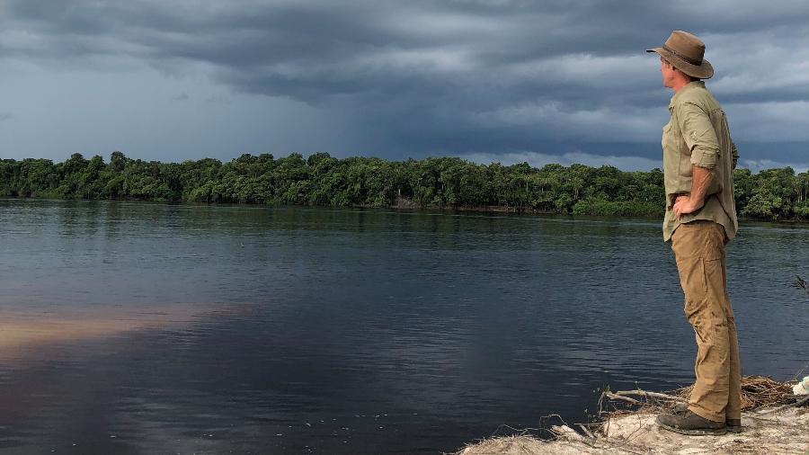 Dr. Martin "Moose" Pepper, geólogo e explorador, ao lado de rio no Brasil - Discovery Channel