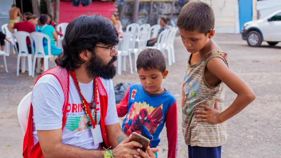 Wellthon Leal, assessor nacional da Cáritas Brasileira, com crianças de famílias assistidas pela organização - Divulgação