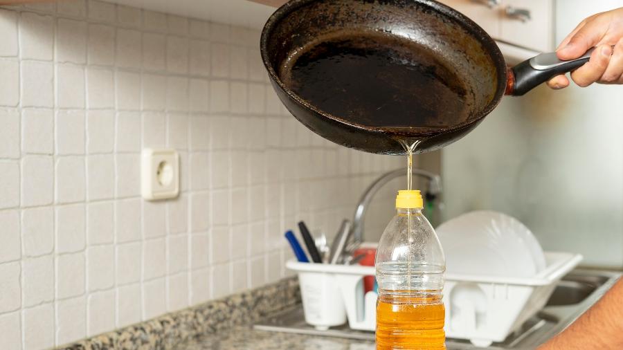 Descarte adequado do óleo de cozinha usado passa pelo armazenamento para que resíduo seja entregue ou recolhido para reciclagem - Getty Images/iStockphoto