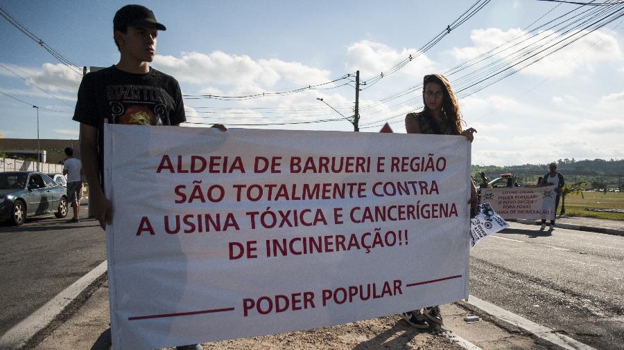 Em 2013, moradores fizeram protesto contra a construção da usina de incineração de lixo no Bairro Aldeia de Barueri - Fábio Vieira/Fotoarena/Folhapress