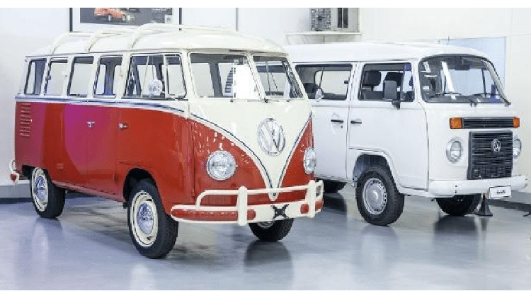 Kombi Corujinha (à esquerda) é a geração mais rara e mais valorizada nos mercados brasileiro e internacional 