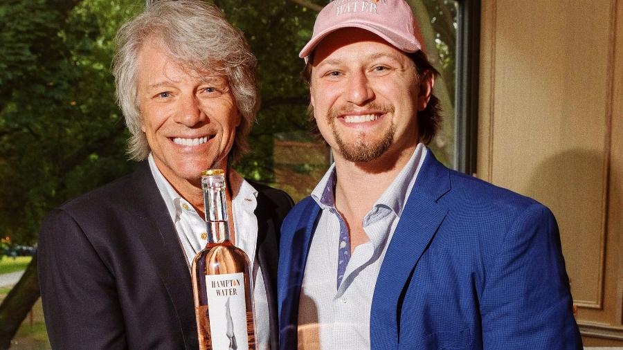 Jon Bon Jovi e o filho, Jesse Bongiovi, fundadores do vinho rosé Hampton Water - Divulgação