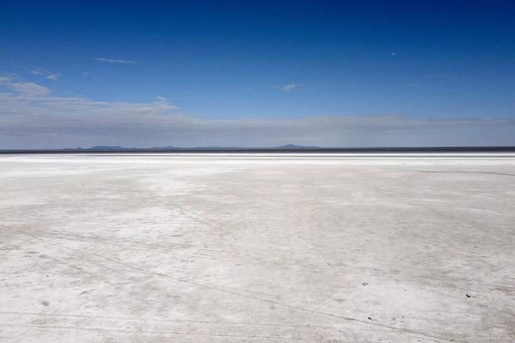 O que resta do Lago Poopó é em grande parte um leito de sal evaporado que os poucos moradores restantes da vila esperavam que fosse o último presente do lago para eles - Martín SILVA AFP - Martín SILVA AFP