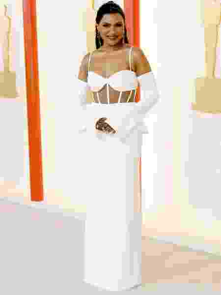 Foto: Oscar 2023: o vestido branco da atriz Mindy Kaling é um Vera