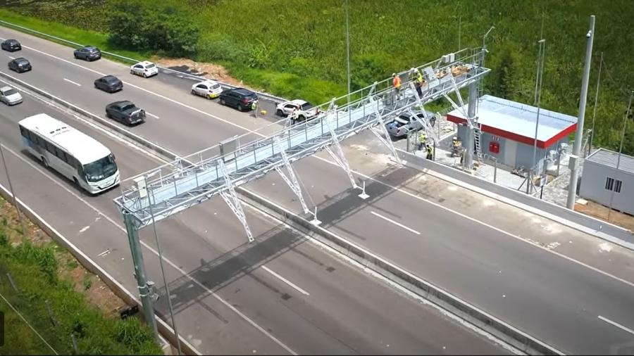 Pórtico de pedágio Free Flow instalado na Rodovia Rio-Santos, no Rio de Janeiro; usuários têm dúvidas sobre pagamento de tarifa nessa nova modalidade - Divulgação