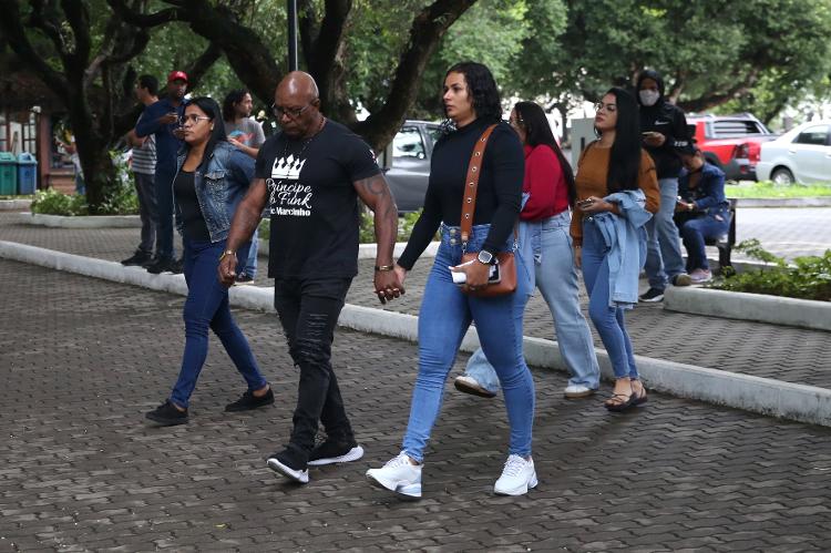 Amigos e familiares chegam ao velório de MC Marcinho no Cemitério da Penitência, no Rio