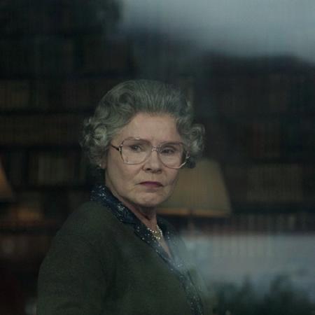 Imelda Staunton como a rainha Elizabeth 2ª em "The Crown"