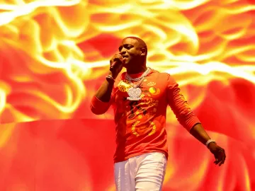 Condenado por atirar jovem de palco faz show no Rock in Rio; quem é Akon?