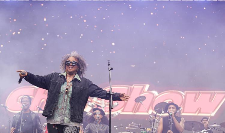 Sandra de Sá mostra o suingue brasileiro no palco do festival Chic Show 50 Anos