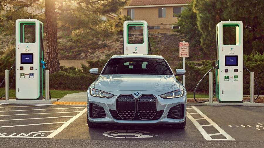 BMW é recarregado em estação da Electrify America