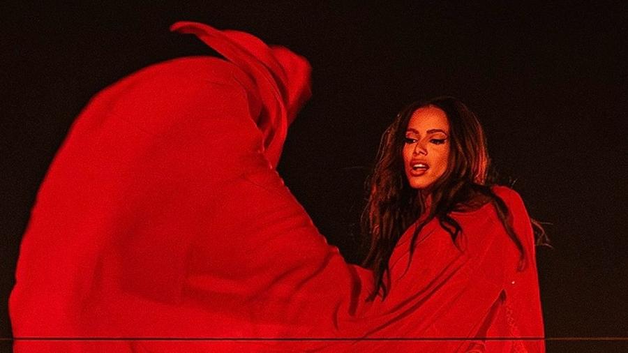 Usando a cor do show, Anitta participa como dançarina do cantor The Weeknd, no sábado (7), em São Paulo