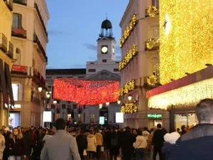 Jogar na loteria e passear pelas luzes: Natal de Madri encanta brasileiros