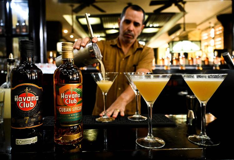 Bartender prepara drinques com Havana Club Bartender prepara drinques com Havana Club