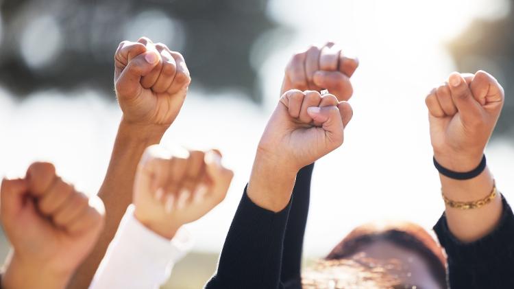 'As mesas que discutem políticas públicas para mulheres no Brasil são compostas majoritariamente por pessoas brancas. Quando a mesa não é plural, a política pública também não é' 'As mesas que discutem políticas públicas para mulheres no Brasil são compostas majoritariamente por pessoas brancas. Quando a mesa não é plural, a política pública também não é'
