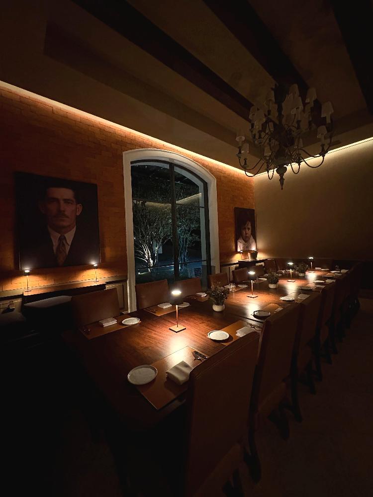 Sala de jantar com foto do avô de Rafa na infância e vida adulta Sala de jantar com foto do avô de Rafa na infância e vida adulta