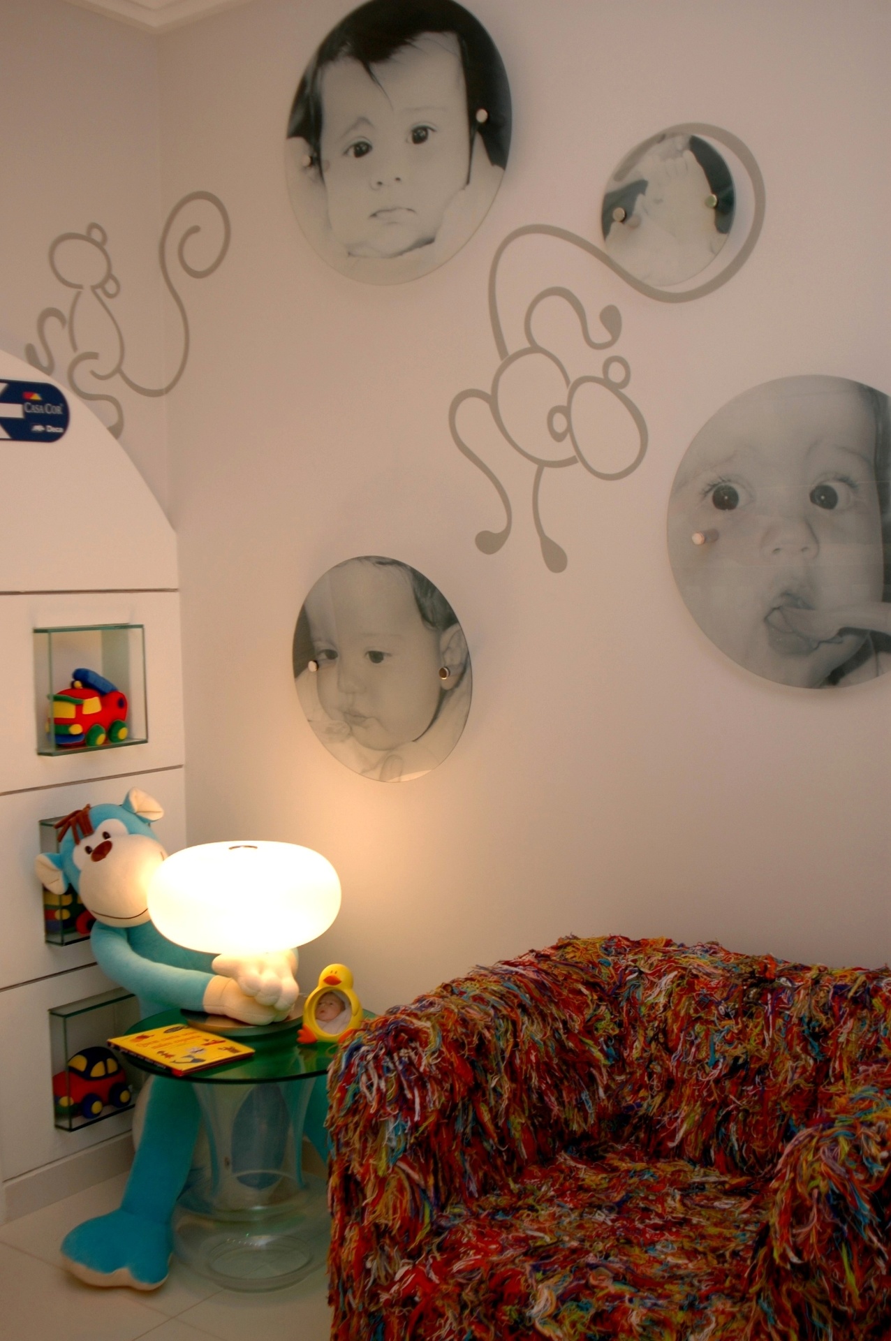 O destaque da decoração deste quarto de bebê projetado por Juliana Lemos e Anrriete Caldas ficou por conta da poltrona Giramundo, do designer Marcus Ferreira (www.decamerondesign.com.br), e das fotos da criança impressas em adesivo translúcido e fixadas em vidros - Divulgação