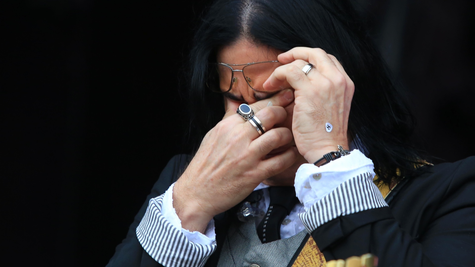 20.set.2015 - Pepeu Gomes se emocionou ao ser chamado para se juntar à Baby do Brasil e Pedro Baby no palco Sunset, durante o terceiro dia do festival Rock in Rio 2015. - Marco Antônio Teixeira/UOL