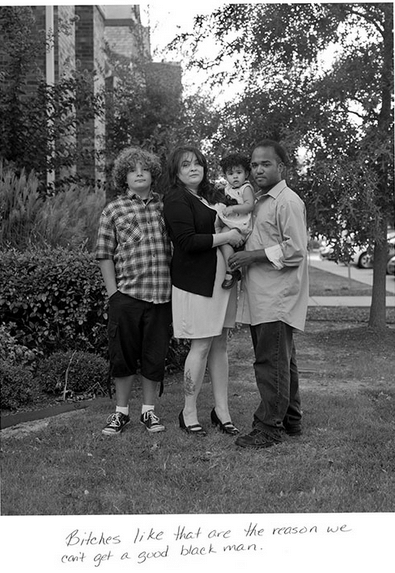 Em entrevista ao "The Huffington Post", a fotógrafa contou que resolveu criar a série quando fotografava um casal interracial e a mãe da menina comentou que eles escutavam comentários preconceituosos à respeito da relação deles. "Vadias como você são o motivo da gente não encontrar um bom homem negro", escutou o casal da imagem - Reprodução/Donna Pinckley